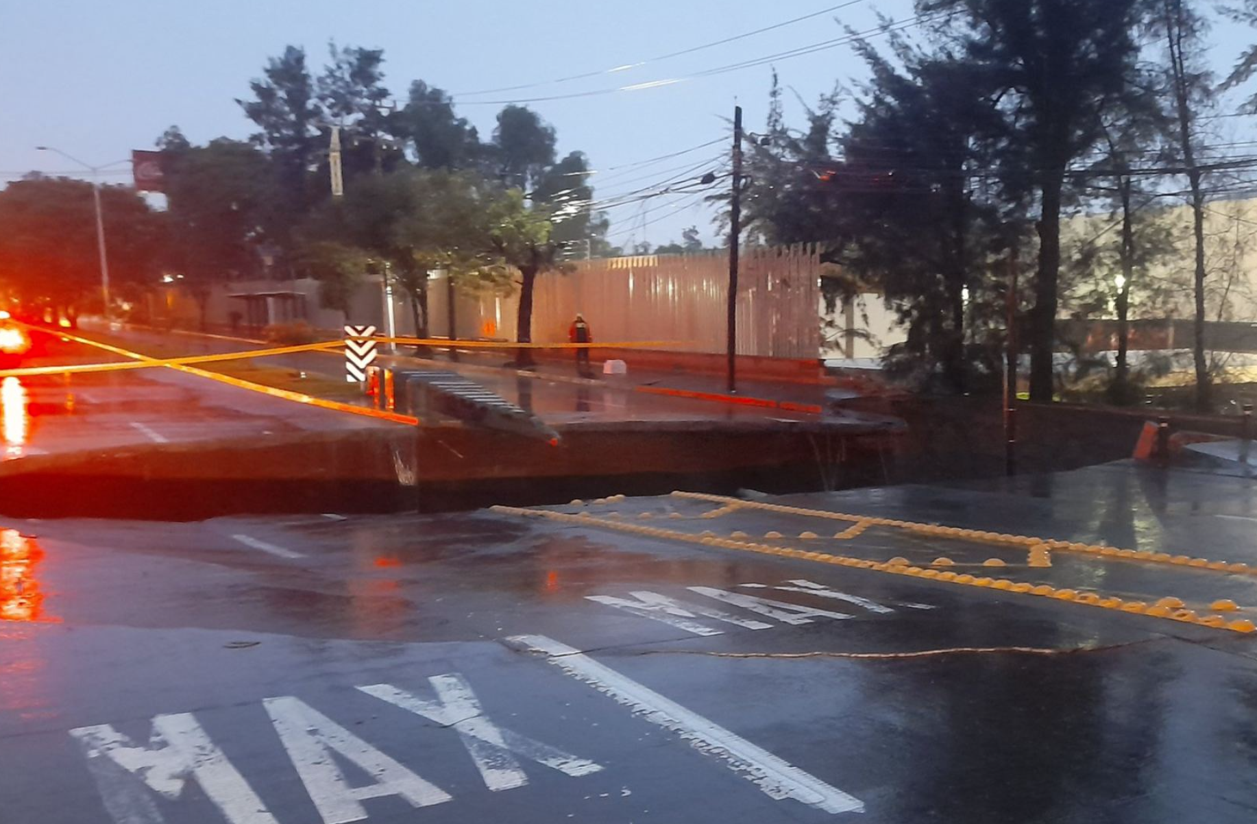 Colocan vigas en la avenida López Mateos en Jalisco